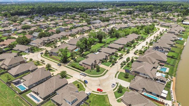 401 Bentwood Way, Clute, TX 77531