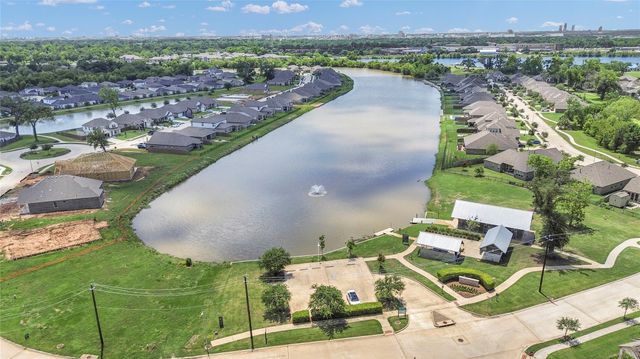 401 Bentwood Way, Clute, TX 77531