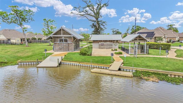 401 Bentwood Way, Clute, TX 77531