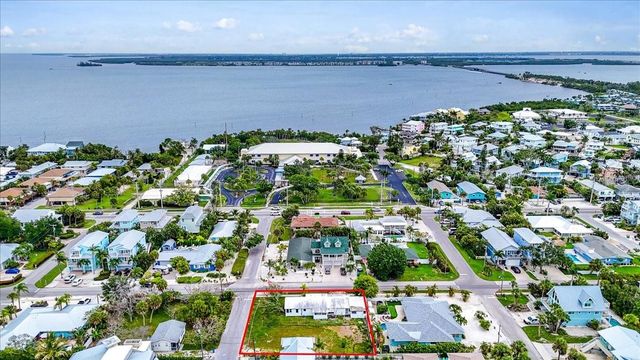 121 48TH STREET, Holmes Beach, FL 34217