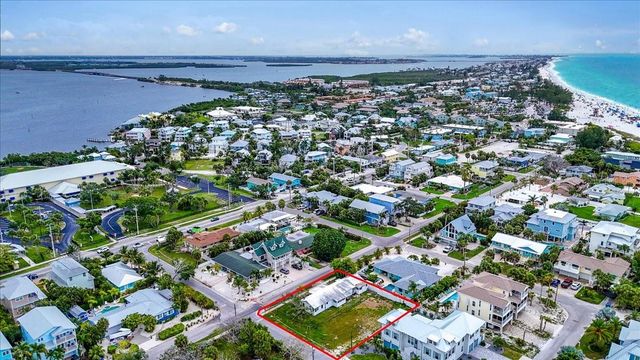 121 48TH STREET, Holmes Beach, FL 34217