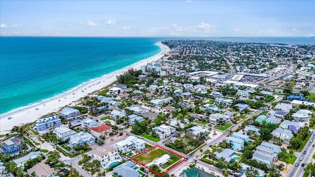 121 48TH STREET, Holmes Beach, FL 34217
