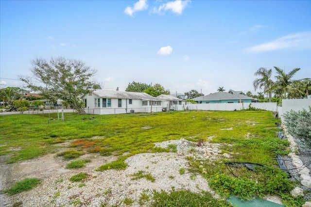 121 48TH STREET, Holmes Beach, FL 34217