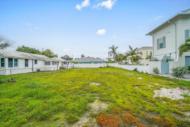 121 48TH STREET, Holmes Beach, FL 34217