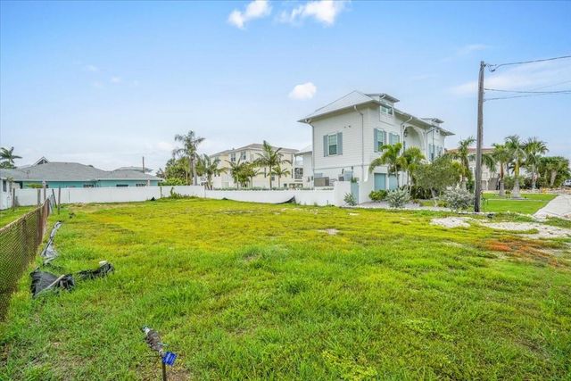 121 48TH STREET, Holmes Beach, FL 34217