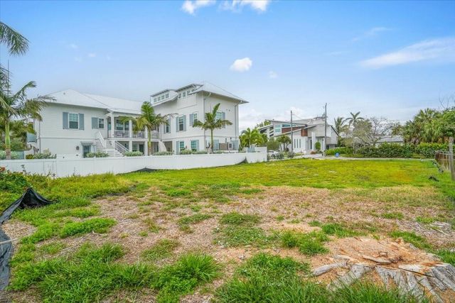 121 48TH STREET, Holmes Beach, FL 34217