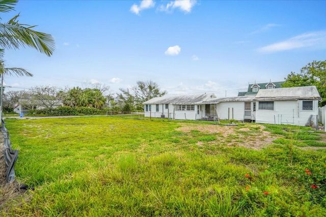 121 48TH STREET, Holmes Beach, FL 34217