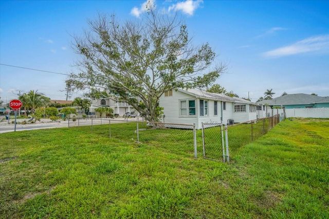121 48TH STREET, Holmes Beach, FL 34217