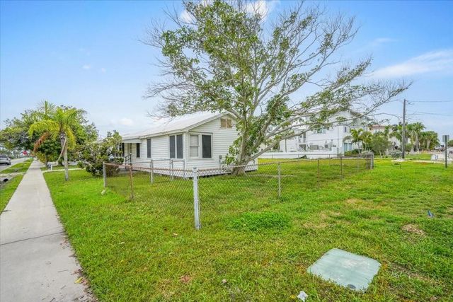 121 48TH STREET, Holmes Beach, FL 34217