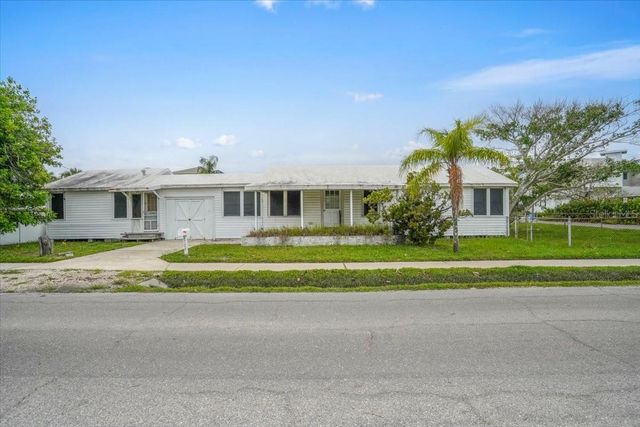 121 48TH STREET, Holmes Beach, FL 34217