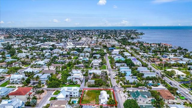 121 48TH STREET, Holmes Beach, FL 34217