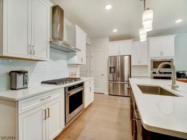 8 Dahlia Dr, Warren Twp., NJ 07059
