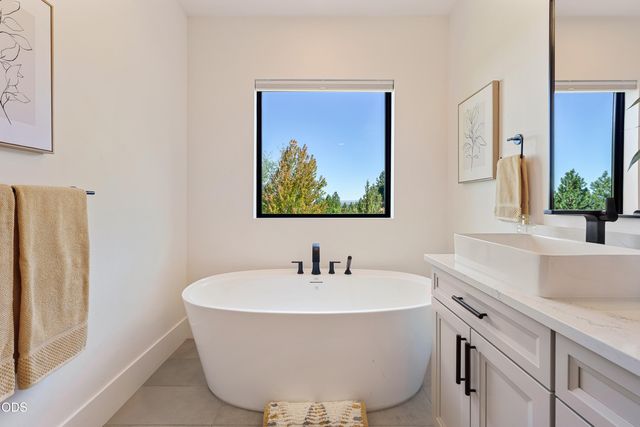 670 NW Powell Butte Loop, Bend, OR 97703