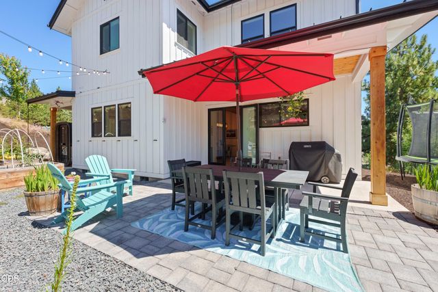 670 NW Powell Butte Loop, Bend, OR 97703