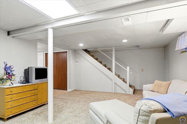 1659 SW Withdean RD, Topeka, KS 66611