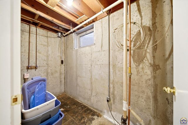 1659 SW Withdean RD, Topeka, KS 66611