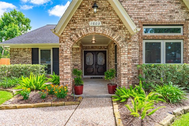 1603 White Wing Circle, Friendswood, TX 77546