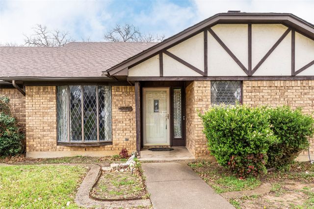 549 Greenwood Circle, Hurst, TX 76053