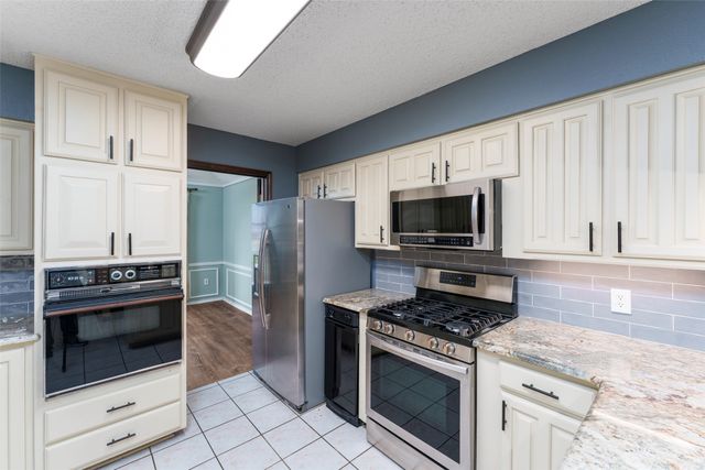 549 Greenwood Circle, Hurst, TX 76053