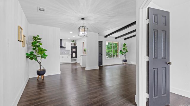 5026 LAKEWOOD DR, San Antonio, TX 78220