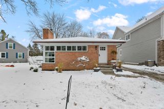 2051 Avondale Street, Sylvan Lake, MI 48320