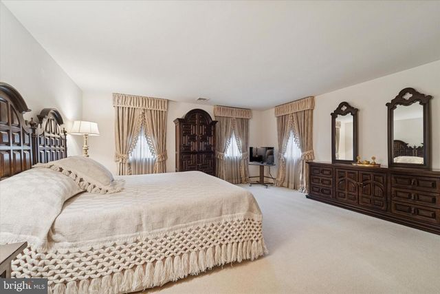 7 TODMORDEN DR, Rose Valley, PA 19086