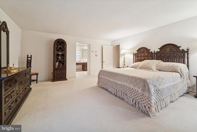 7 TODMORDEN DR, Rose Valley, PA 19086