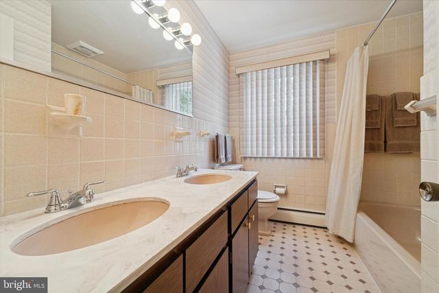 7 TODMORDEN DR, Rose Valley, PA 19086