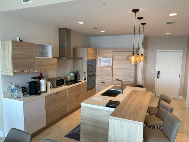 16385 Biscayne Boulevard 7, North Miami Beach, FL 33160