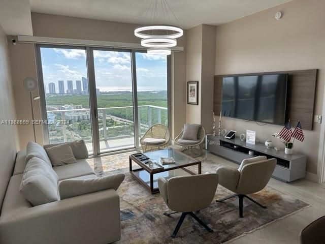 16385 Biscayne Boulevard 7, North Miami Beach, FL 33160