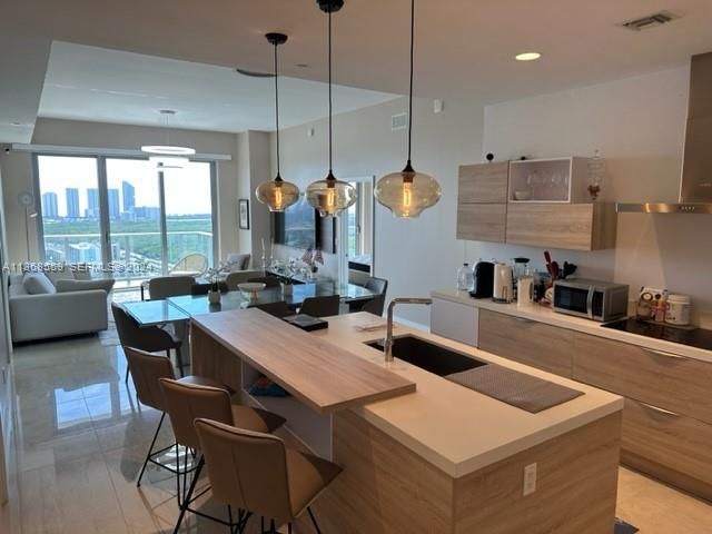 16385 Biscayne Boulevard 7, North Miami Beach, FL 33160