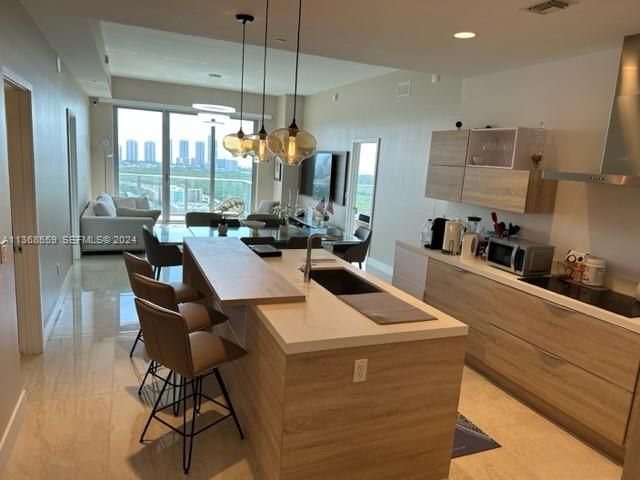 16385 Biscayne Boulevard 7, North Miami Beach, FL 33160