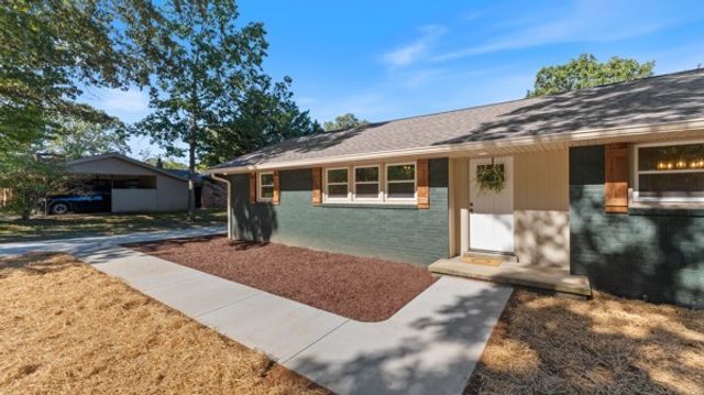 402 Edgewood Dr, Tullahoma, TN 37388