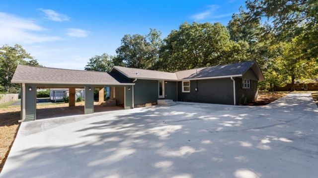 402 Edgewood Dr, Tullahoma, TN 37388