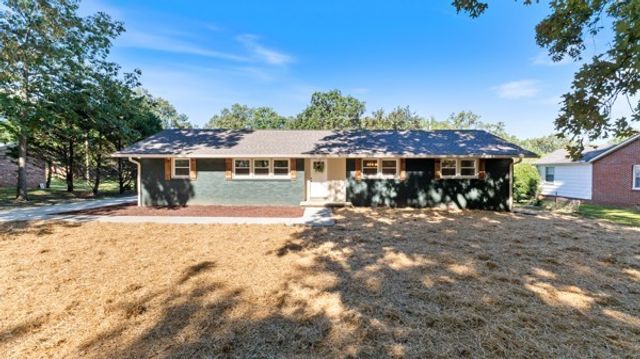 402 Edgewood Dr, Tullahoma, TN 37388