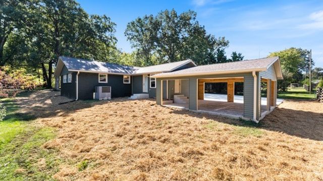 402 Edgewood Dr, Tullahoma, TN 37388