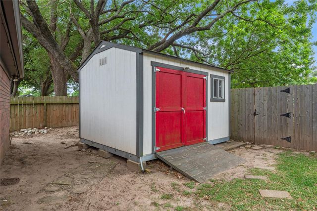 8931 Crazy Horse Trail, Houston, TX 77064