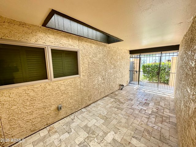 8084 E DEL LATON Drive, Scottsdale, AZ 85258