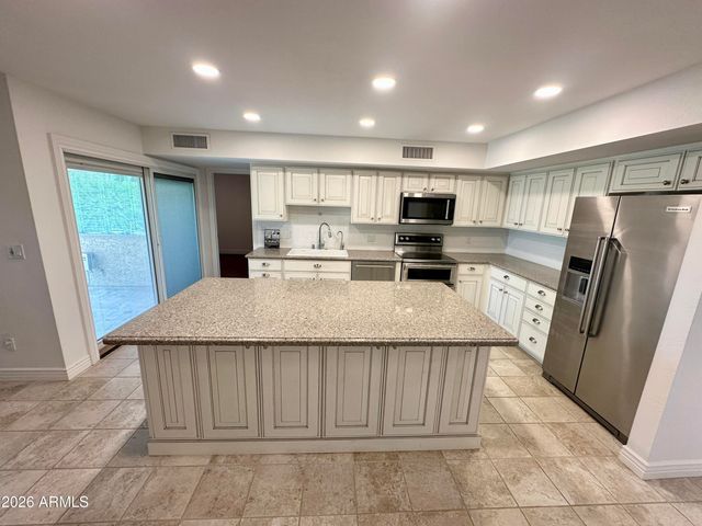 8084 E DEL LATON Drive, Scottsdale, AZ 85258