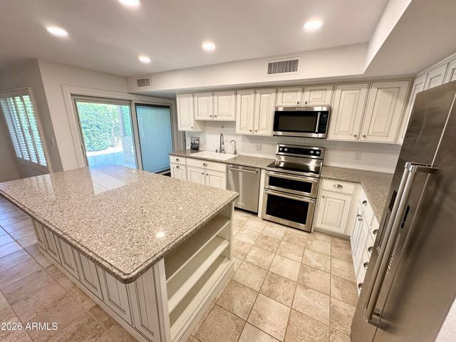 8084 E DEL LATON Drive, Scottsdale, AZ 85258