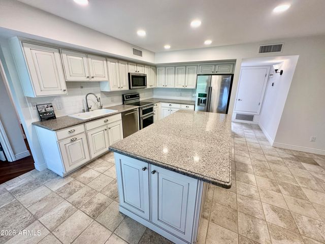 8084 E DEL LATON Drive, Scottsdale, AZ 85258