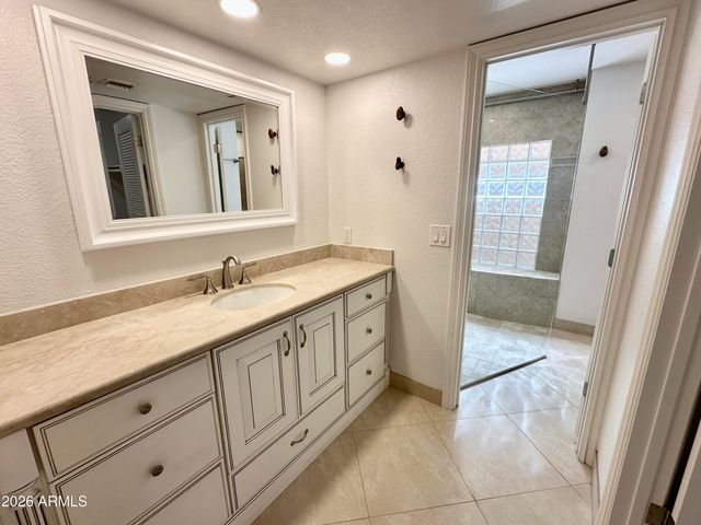 8084 E DEL LATON Drive, Scottsdale, AZ 85258