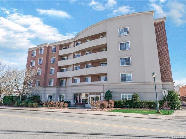 242 Maple Avenue 302, Westbury, NY 11590
