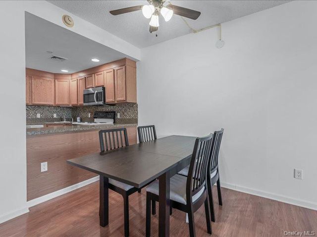 242 Maple Avenue 302, Westbury, NY 11590