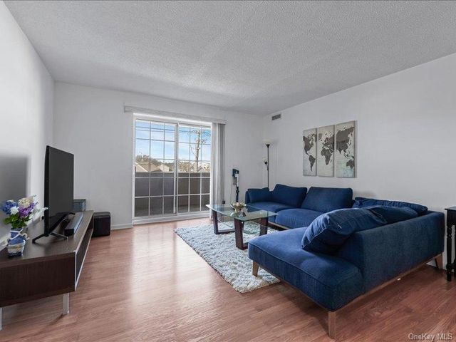 242 Maple Avenue 302, Westbury, NY 11590