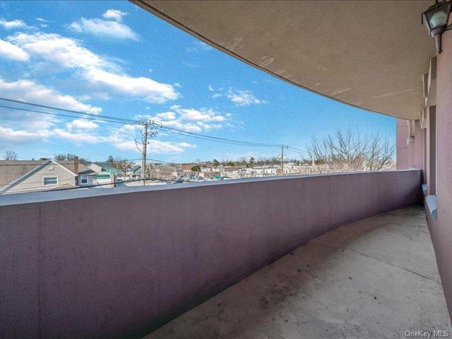242 Maple Avenue 302, Westbury, NY 11590