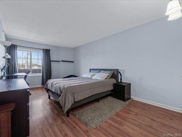 242 Maple Avenue 302, Westbury, NY 11590
