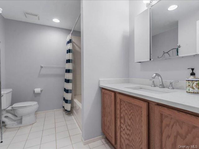 242 Maple Avenue 302, Westbury, NY 11590