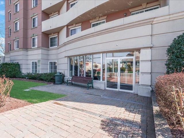 242 Maple Avenue 302, Westbury, NY 11590