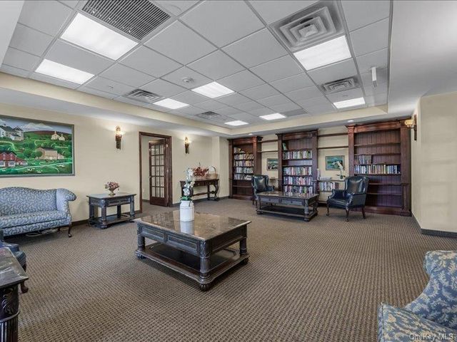 242 Maple Avenue 302, Westbury, NY 11590